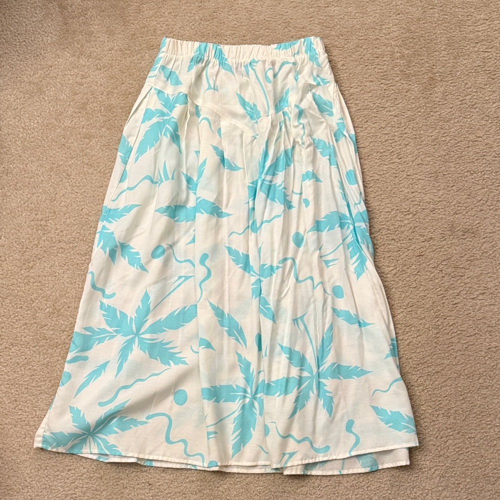 Vintage California Krush white and blue leaf print long maxi skirt. Size M.